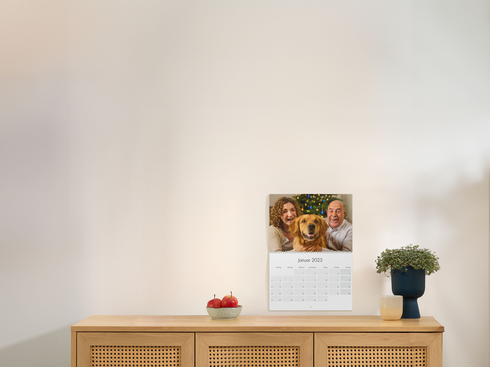 Klappkalender A2 mit dem Bild von Großeltern an einer Wand 