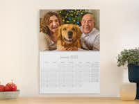 Klappkalender A2 mit dem Bild von Großeltern Klappkalender A2 mit dem Bild von Großeltern an einer Wand