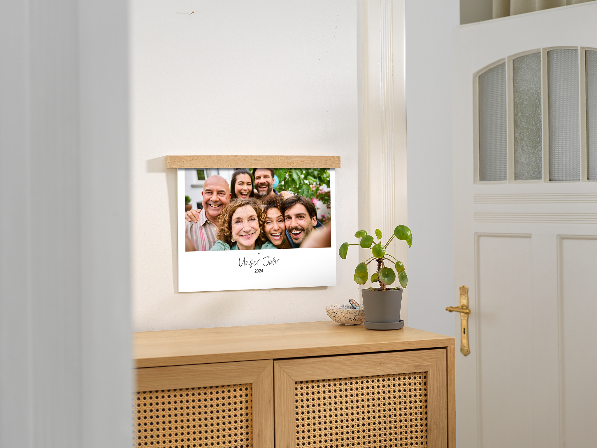 Fotokalender A3 met een collage met houten lijst met foto's van een familie