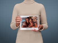 Álbum de fotos panorámico Pixum con la foto de dos chicas en una Playa Una persona sujetando un álbum de fotos panorámico Pixum con la foto de dos chicas en una Playa