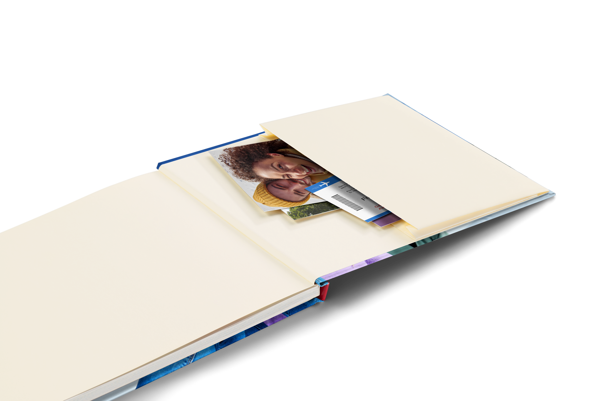 Ein aufgeschlagenes Pixum Fotobuch mit einer Erinnerungstasche in der Innenseite des Einbandes