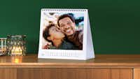 Calendrier à poser avec une photo d'un papa et de son fils Calendrier à poser avec une photo d'un papa et de son fils posé sur une commode