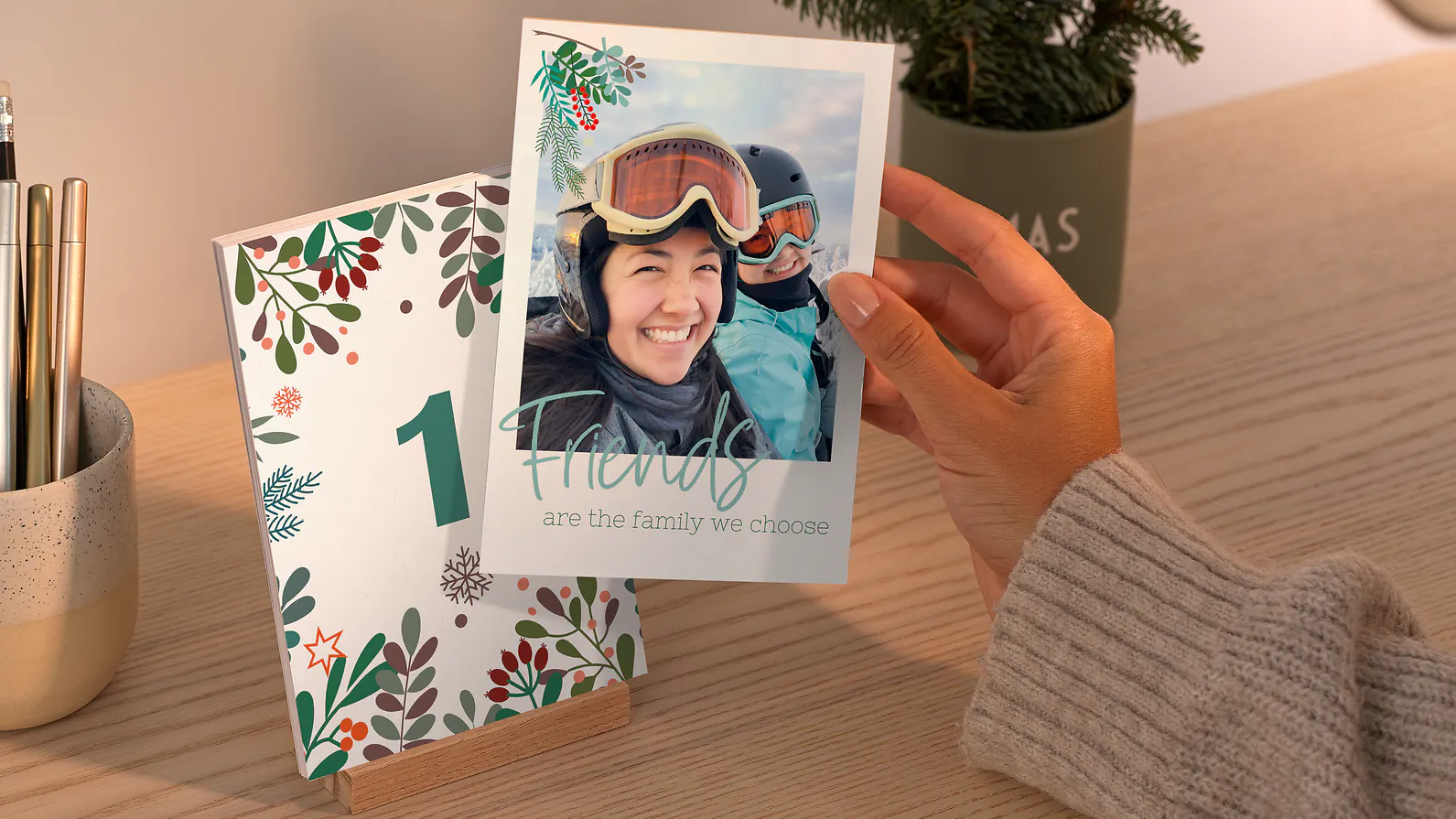 Ein Tisch-Adventskalender der mit Fotos bedruckt ist