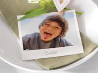 Crea ora Foto retrò usata come segnaposto con un motivo sull'amicizia e il nome, posizionata elegantemente su un piatto.