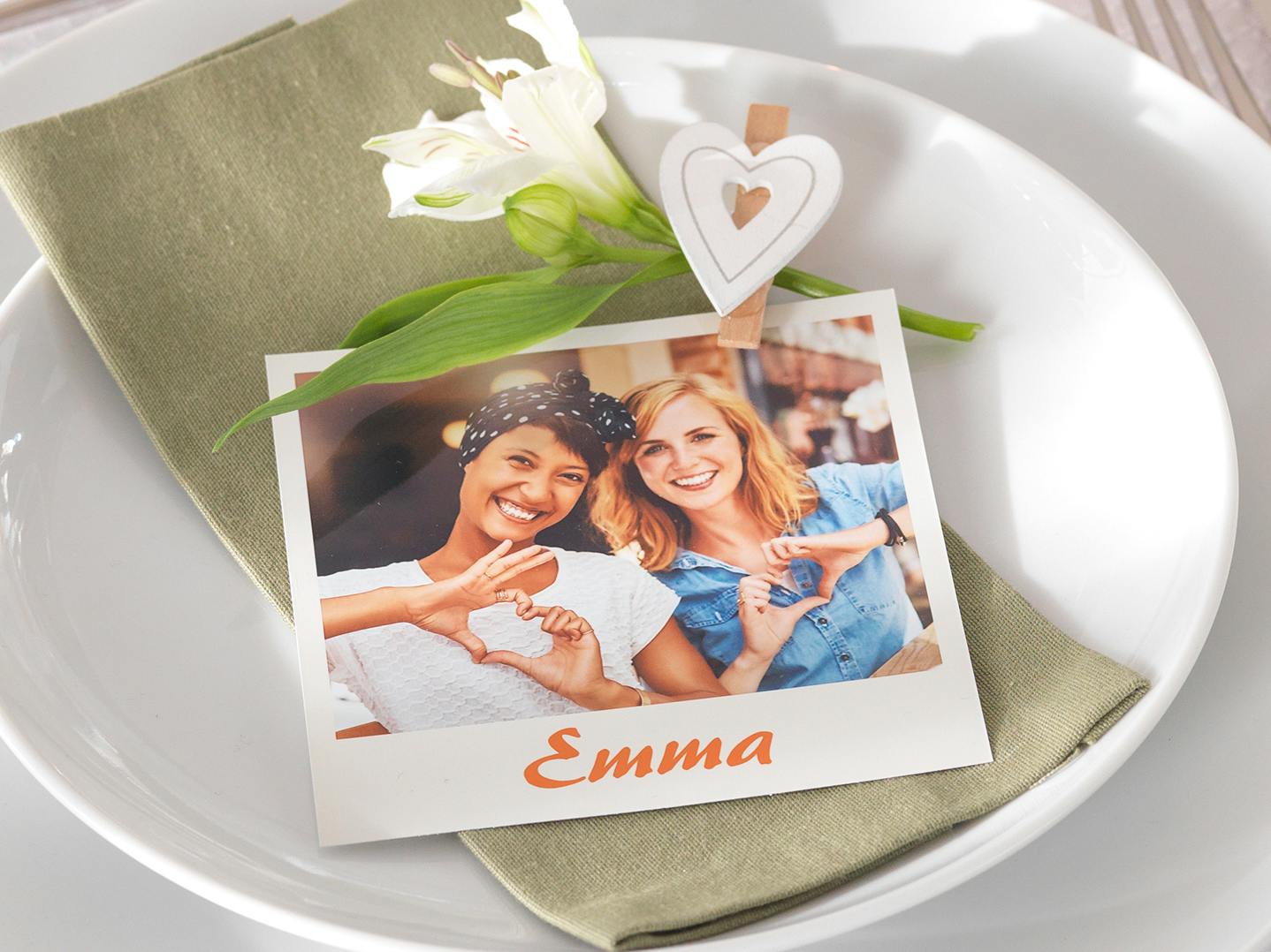 Retro-Foto als Tischkarte mit einem Freundmotiv und Namen auf einem Teller liegend