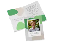 Danksagungsklappkarte zur Kommunion mit grünen Blasen Dankeskarte zur Kommunion mit grünen Elementen und dem Bild eines Jungen auf der Vorderseite.