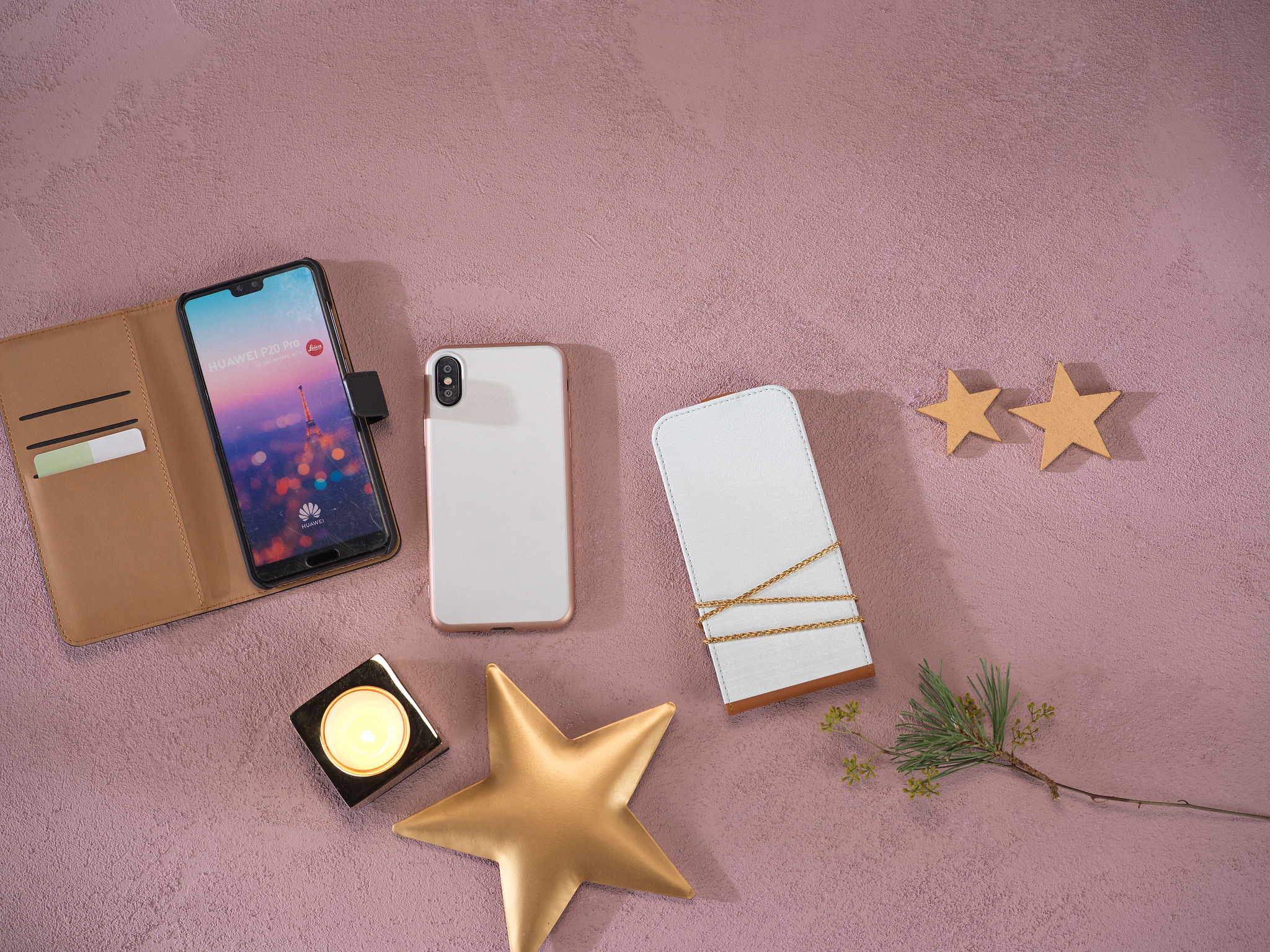 Huawei P20 Pro und Handyhüllen mit Dekoration auf rosa Hintergrund