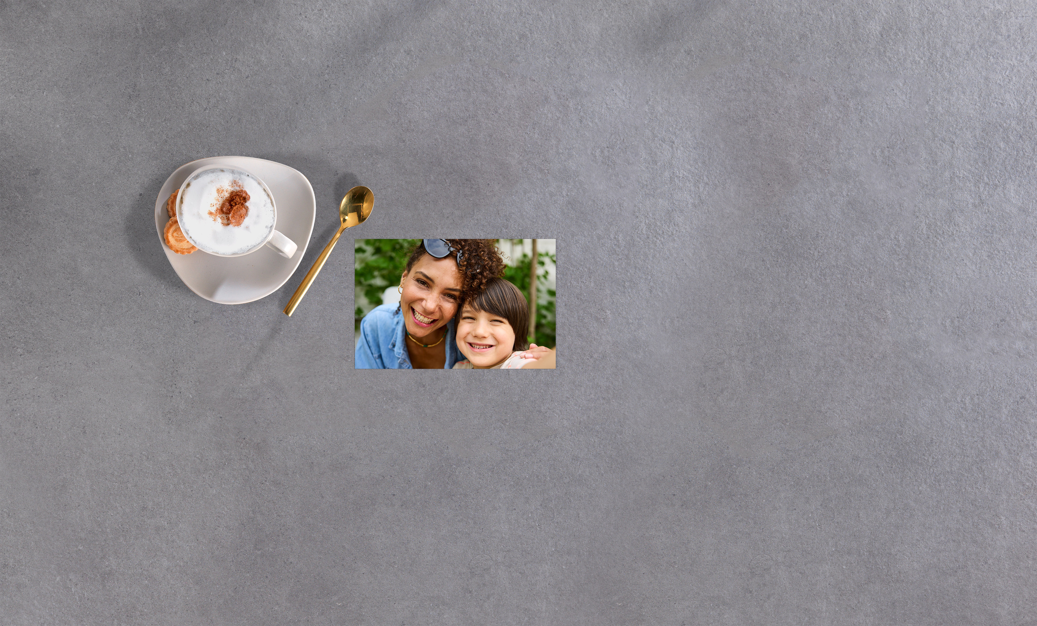 Fotoabzug 11 cm auf einem Tisch