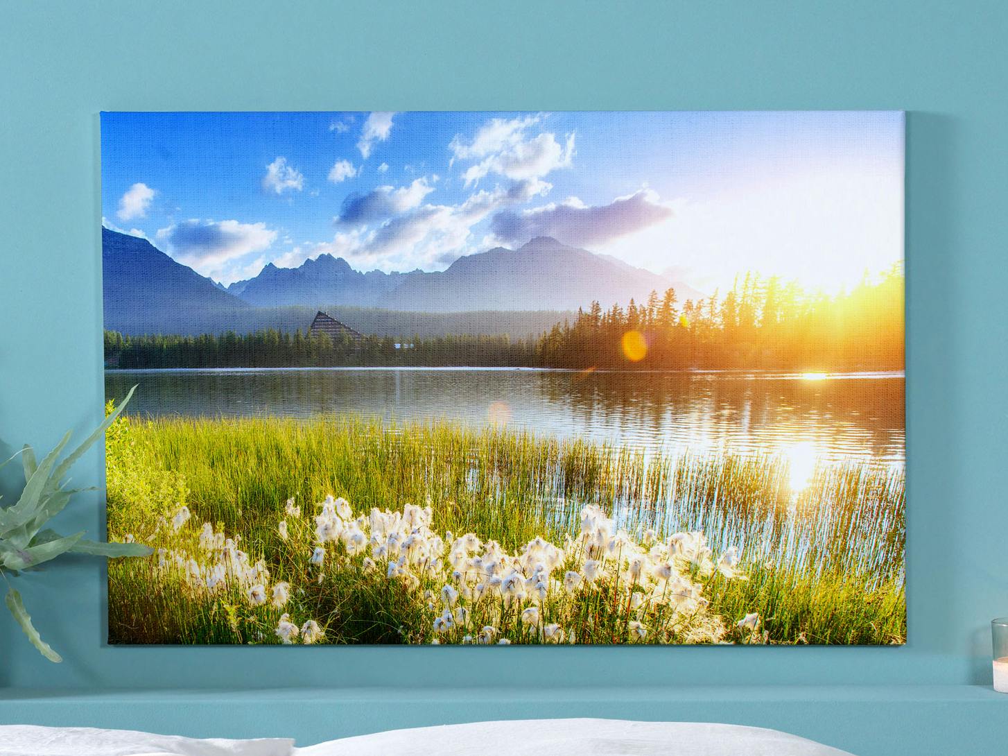 Toile photo personnalisée avec une photo d'un lac sur un mur bleu
