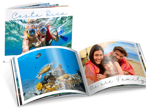 Zwei Fotohefte mit Familien und Urlaubsfotos