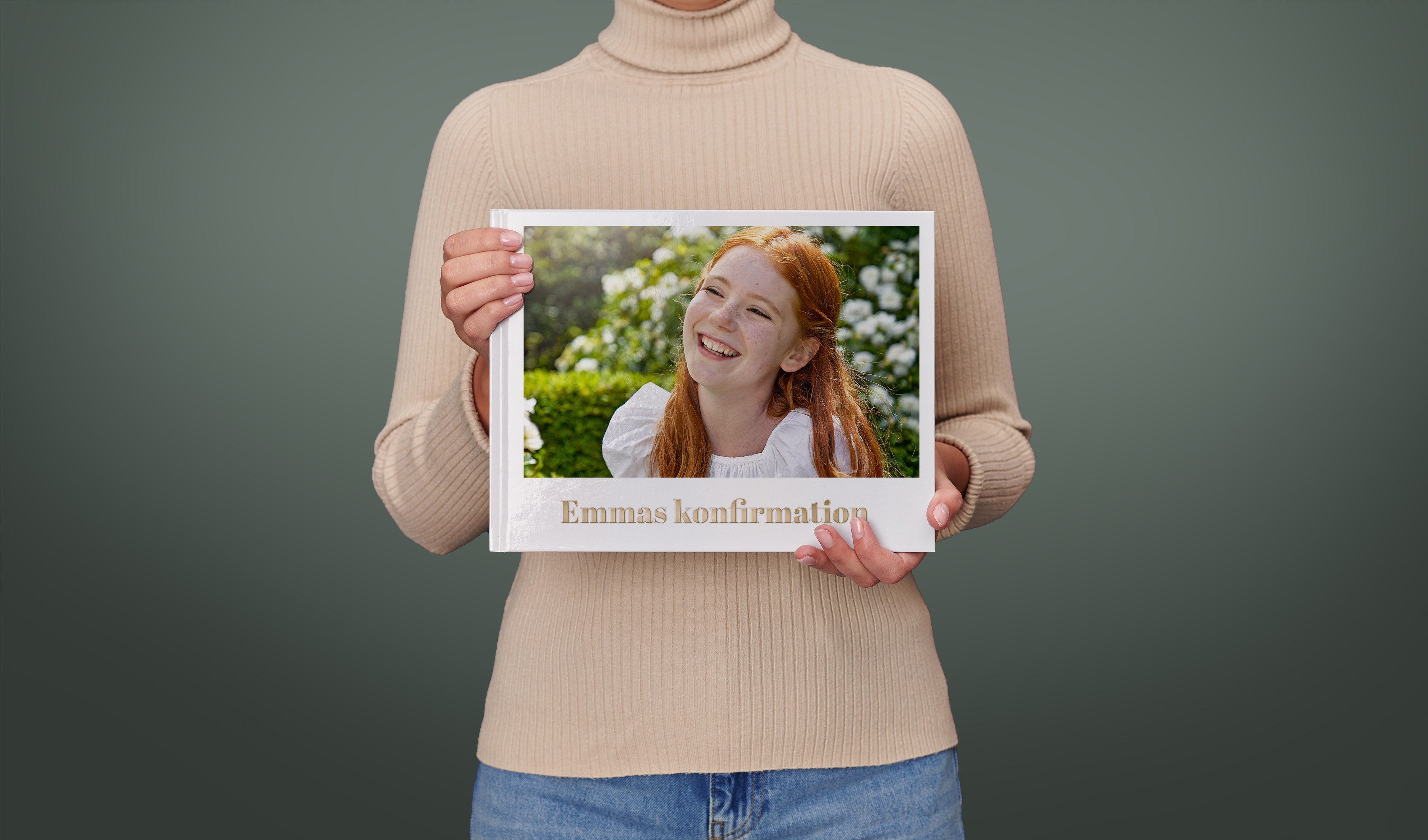 Fotobog til konfirmation i tværformat med en pige i konfirmationskjole