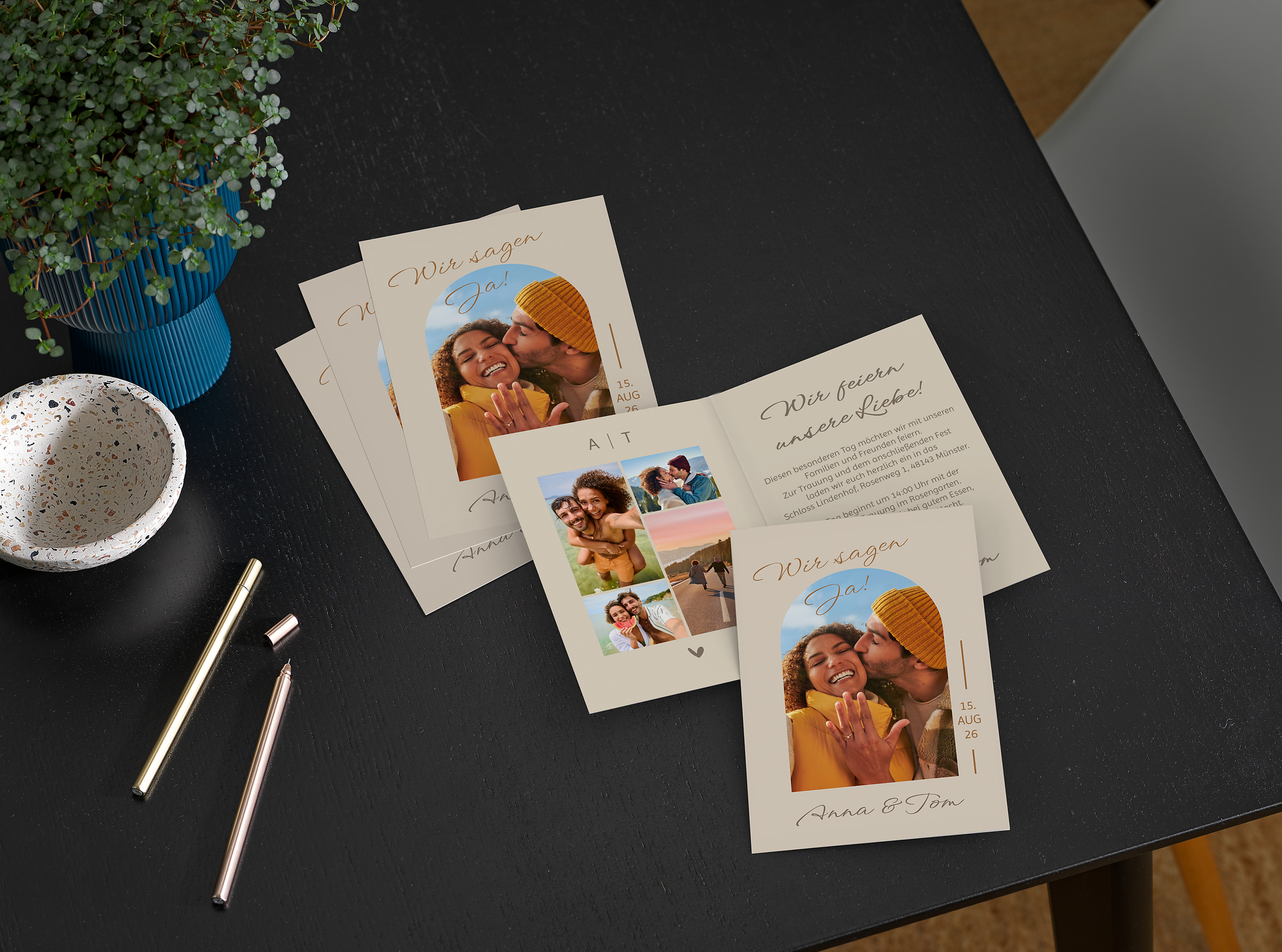 Fünf Klappkarten als Hochzeitseinladungen