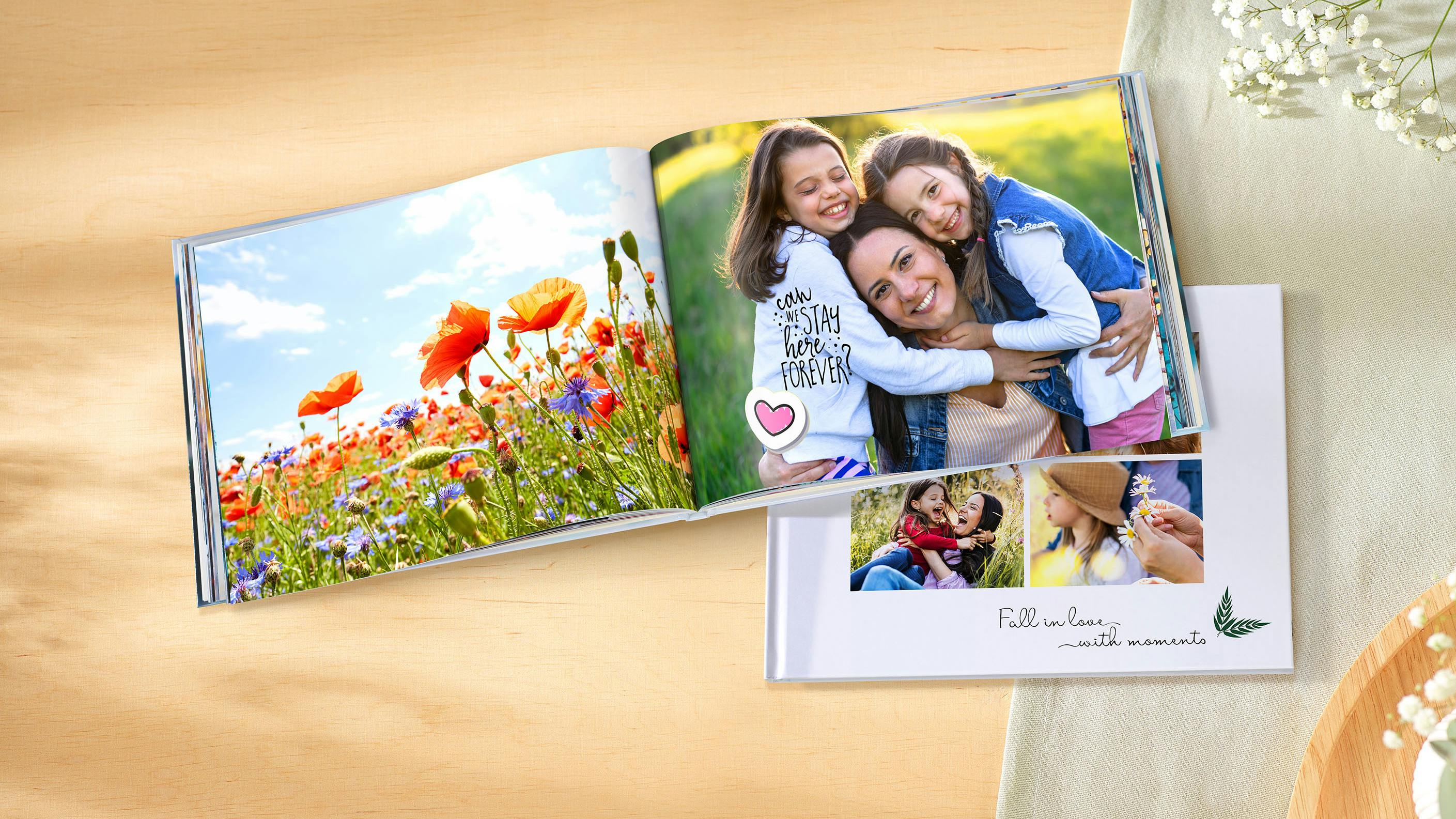 Álbum de fotos personalizado en formato panorámico con fotos familiares y stickers