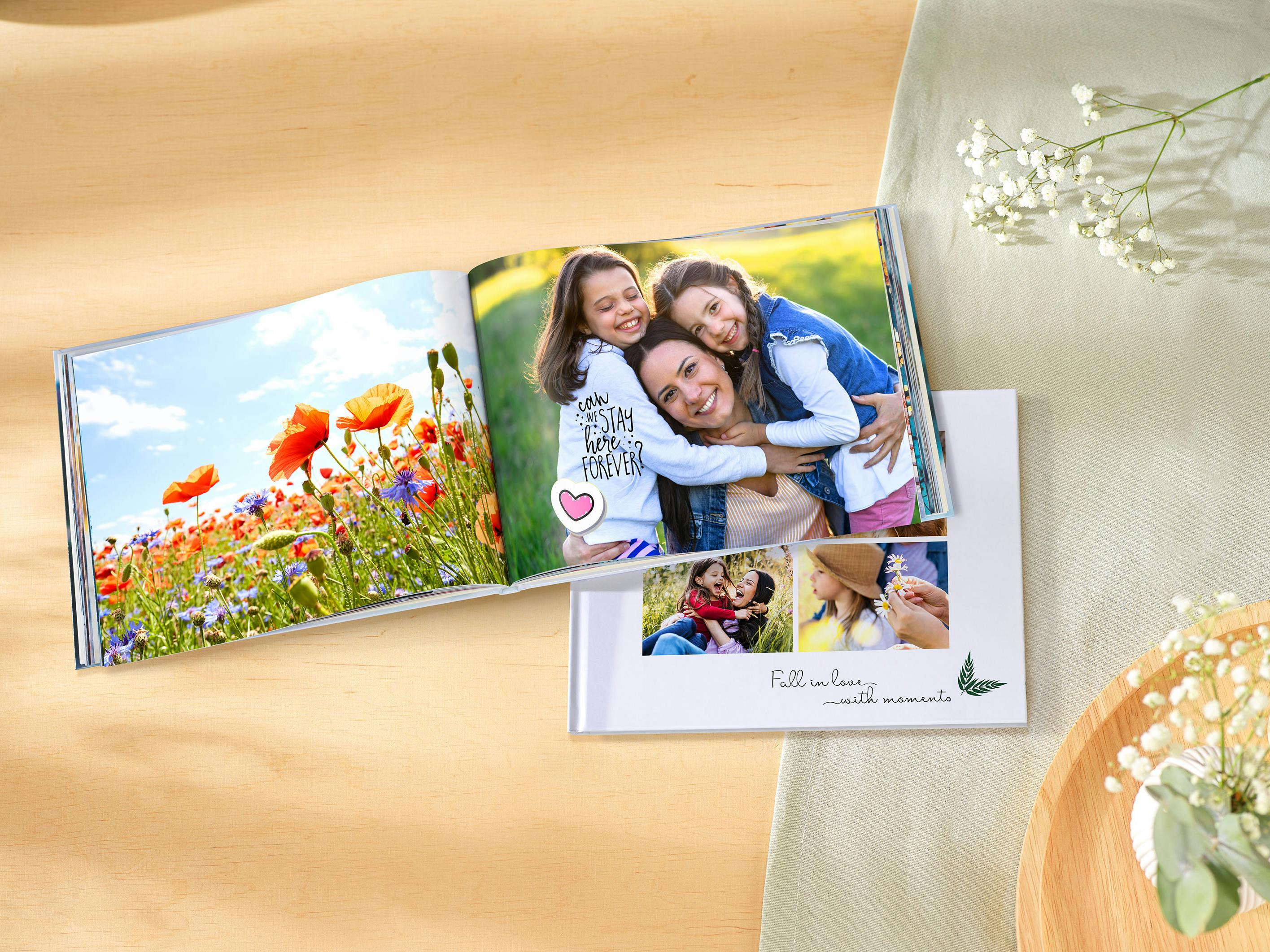 Pixum Fotobuch im Querformat mit frühlingshaften Familienfotos und Cliparts