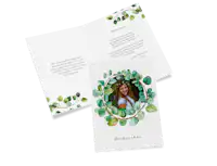 Danksagungskarte zur Kommunion zum Aufklappen mit Blätterkranz Danksagung zur Kommunion mit einem Rankenkranz und dem Bild eines Mädchens auf der Vorderseite.