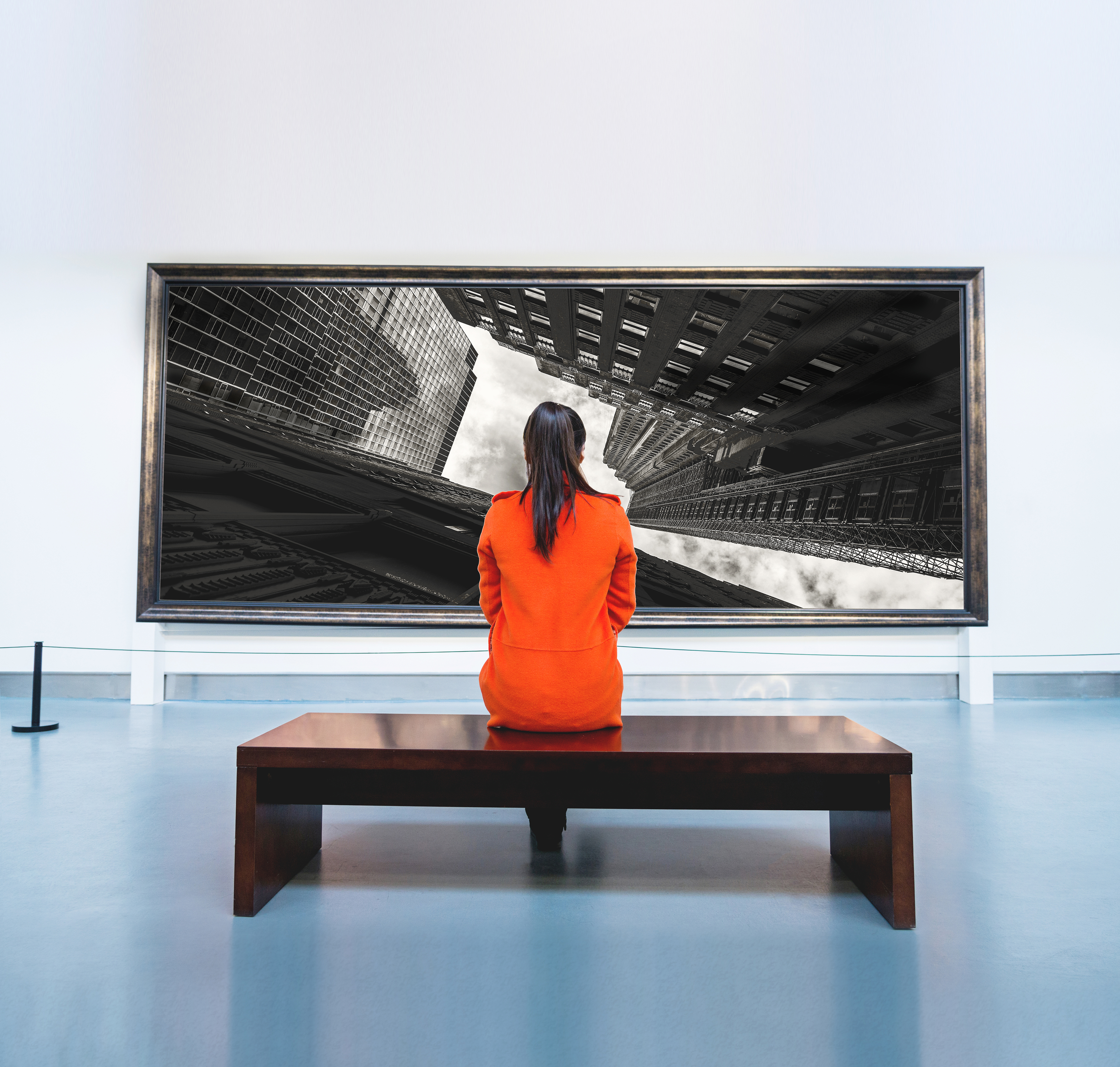 Eine Frau sitzt vor einem Gemälde in dem Museum Ludwig