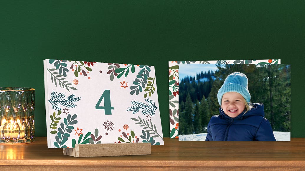 Pixum Tisch-Adventskalender im Querformat mit Kinderfoto und weihnachtlichem Design auf einer Kommode