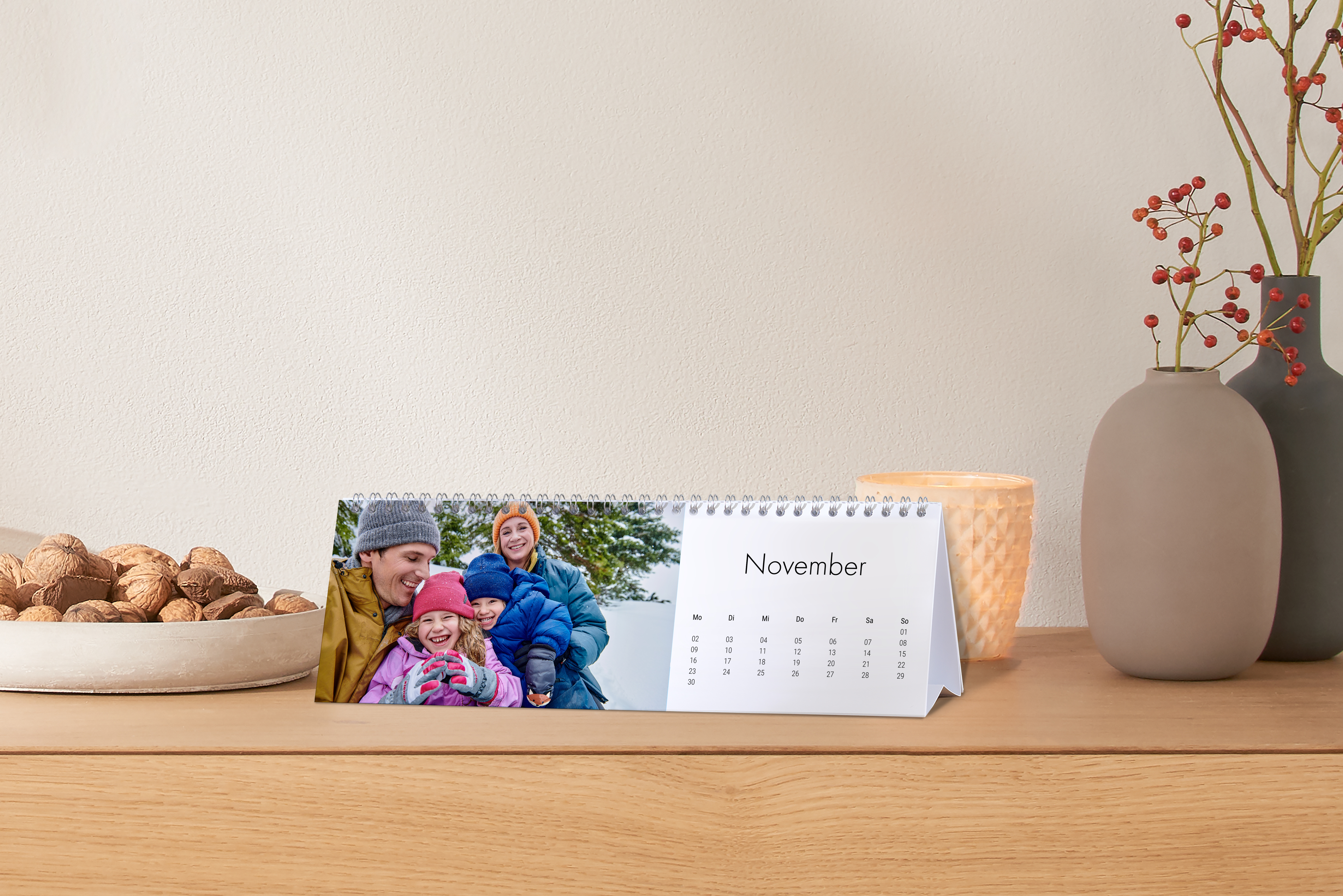 Tisch-Aufstellkalender im Querformat mit dem Kalenderblatt von November und einem Familienfoto im Winter