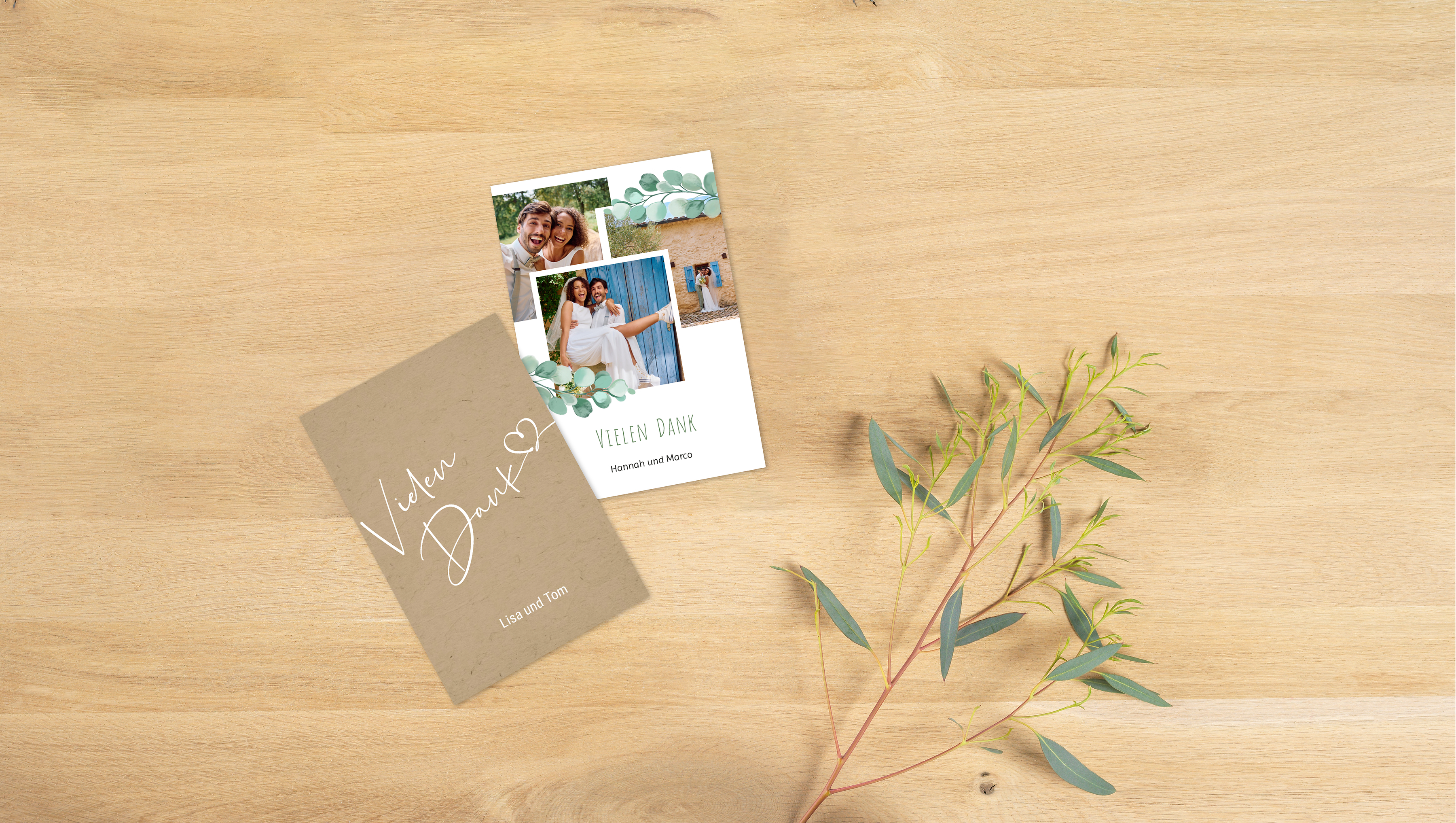 Zwei Hochzeit Dankeskarten im modernen Designliegen auf auf einem Holztisch. Eine Karte zeigt eine Kombination aus Fotos des Brautpaars und elegantem Schriftzug „Vielen Dank“.