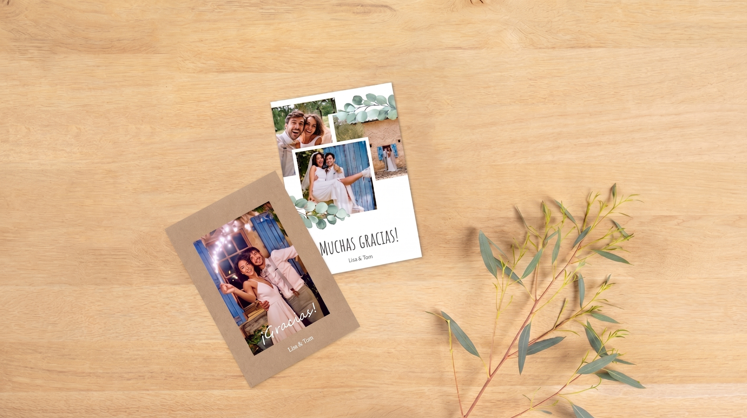 Hay dos tarjetas de agradecimiento por una boda una al lado de la otra sobre una mesa.