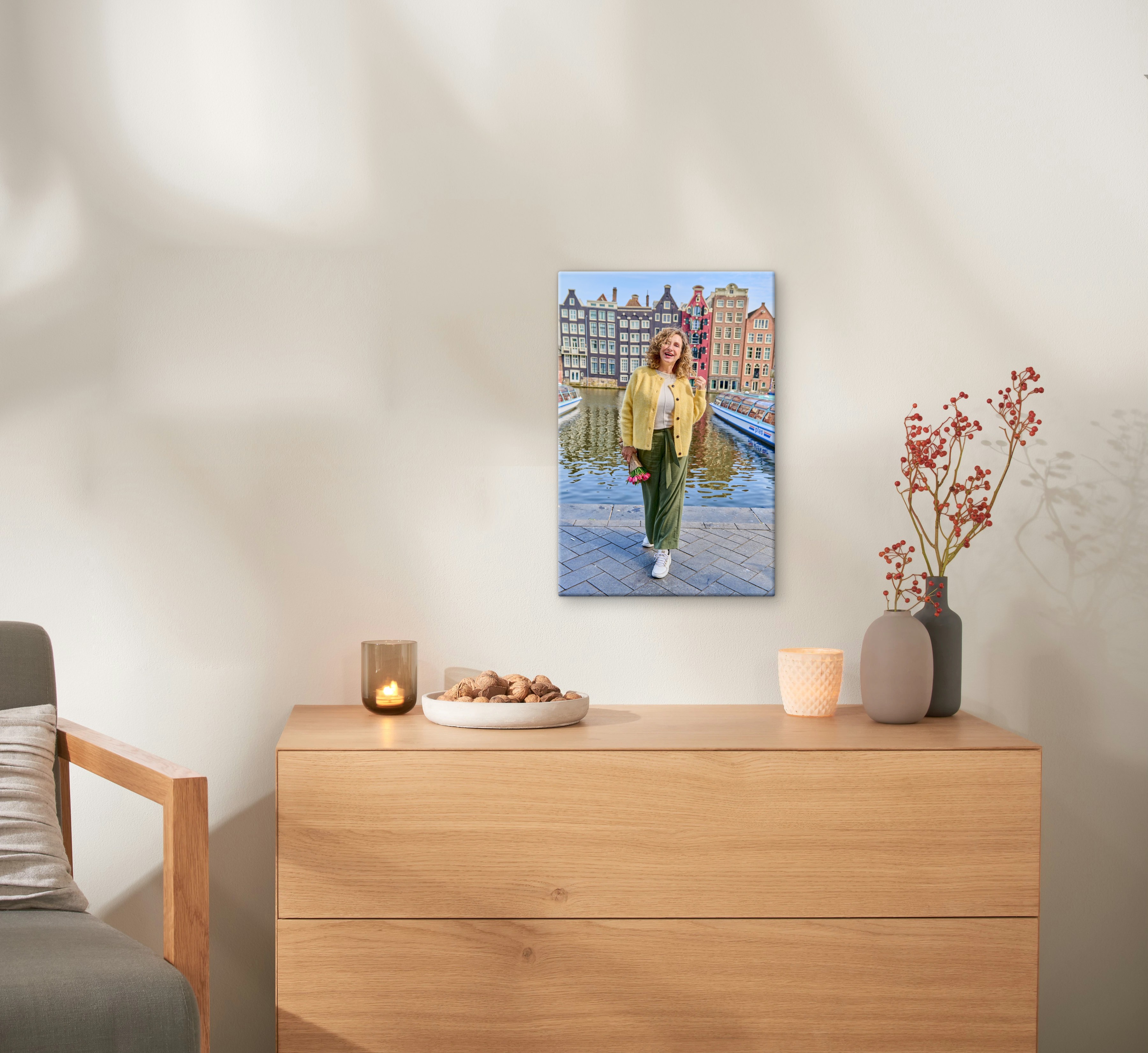 Fotoleinwand  in den Maßen 45 x 30 cm an einer Wand mit Motiv einer Städtereise.