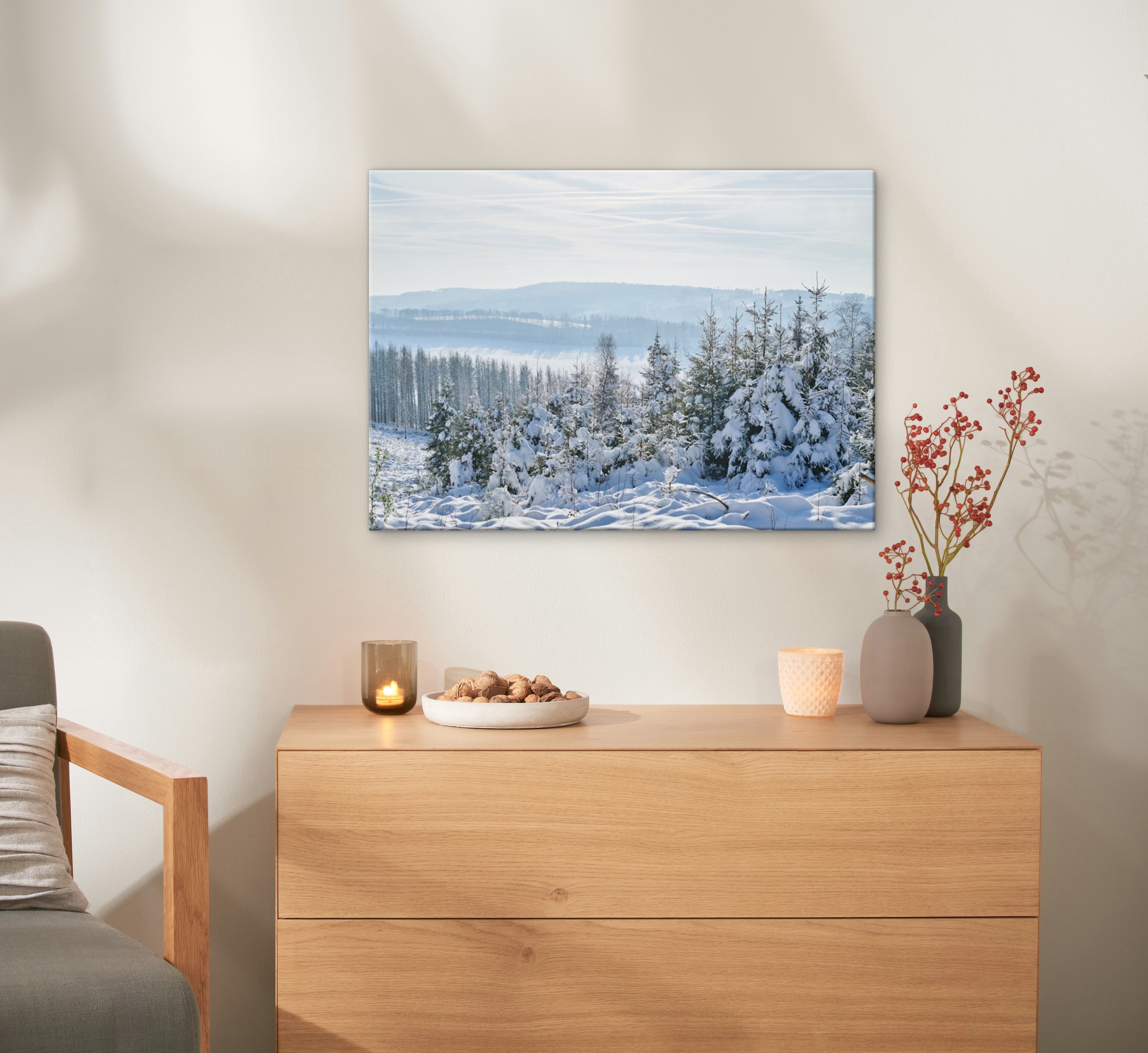 Eine Fotoleinwand im Format 70x50 cm hängt an einer Wand und zeigt eine verschneite 