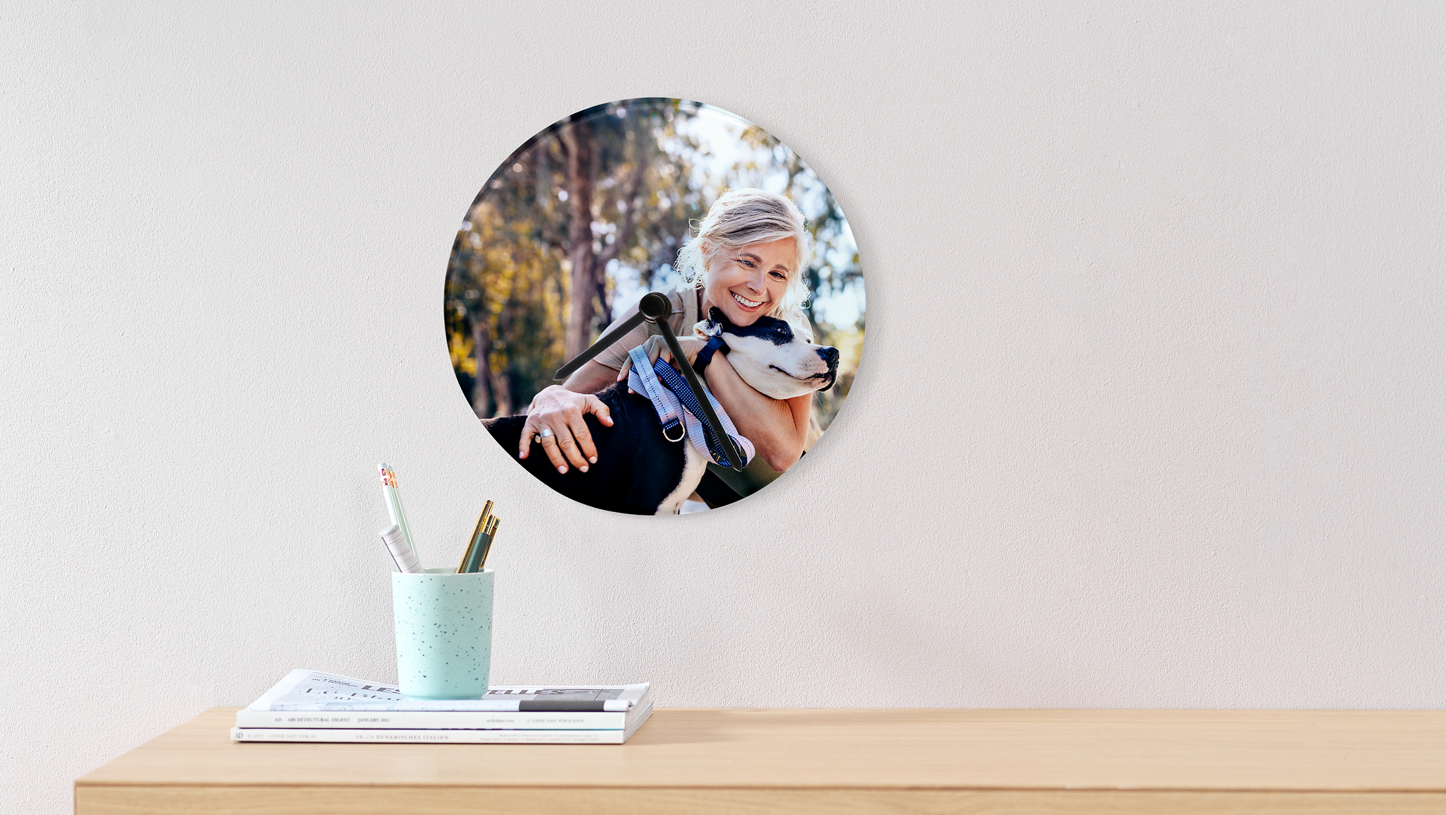 Wandklok met foto van een vrouw en haar hond.