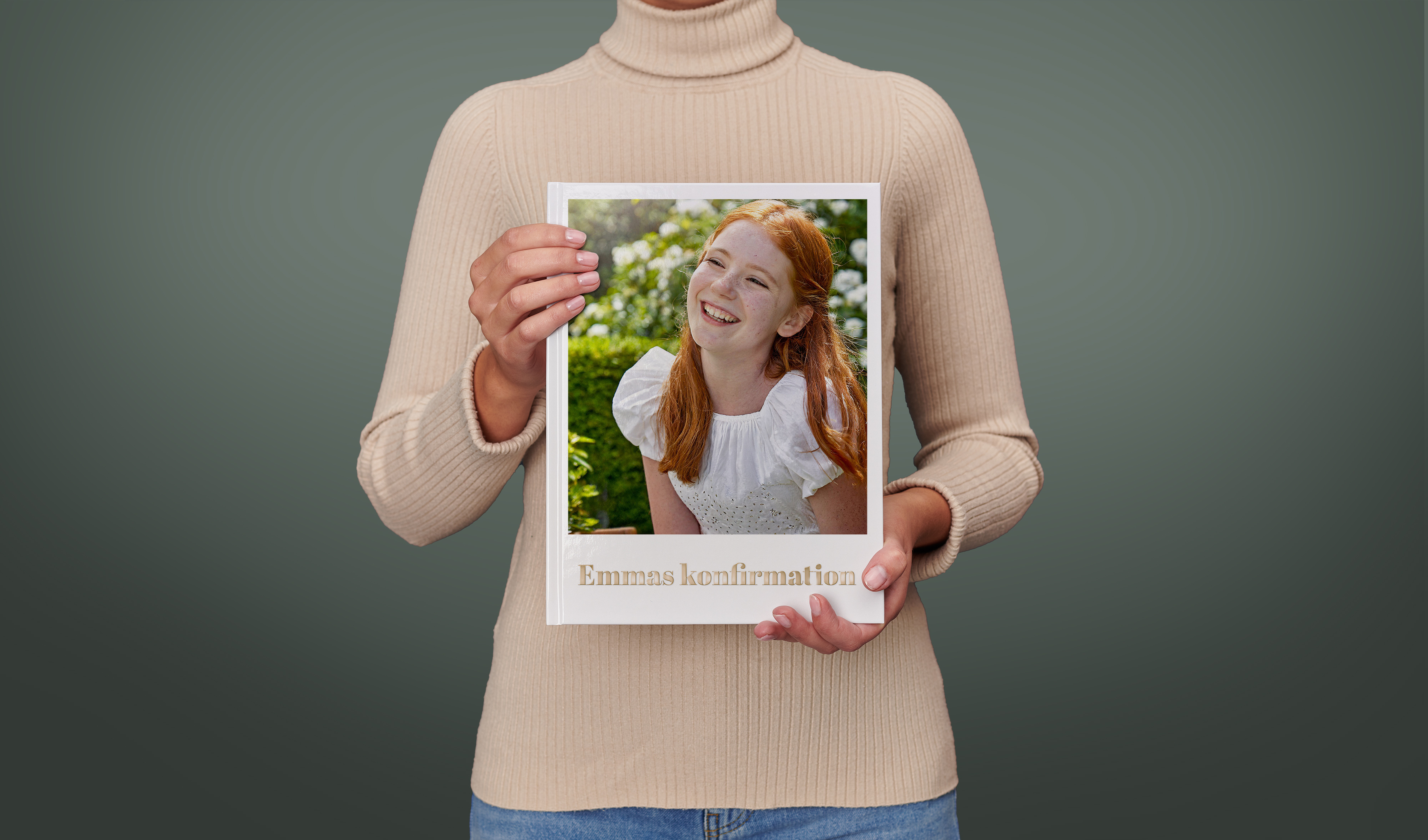 Fotobog til konfirmation i tværformat med en pige i konfirmationskjole