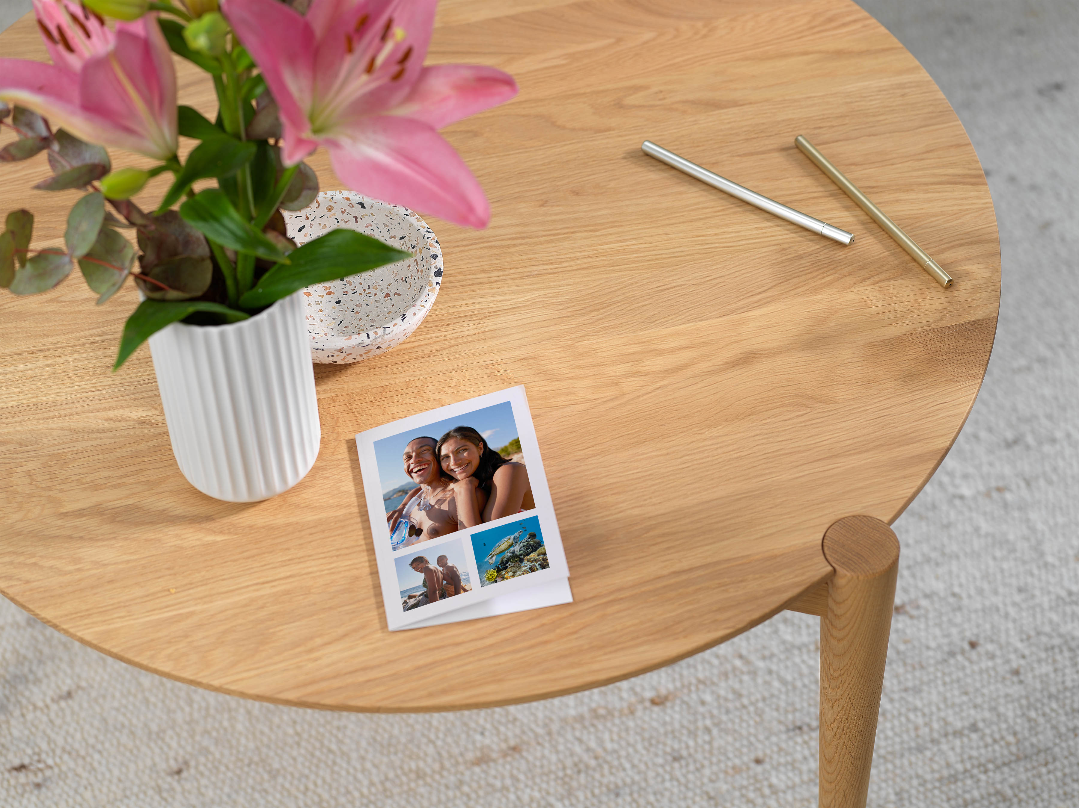 Klappkarte mit eigenem Design liegt auf einem Tisch