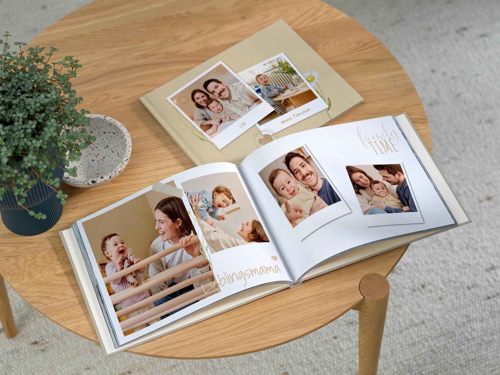 Pixum Fotobuch im Querformat mit Baby- und Familienfotos