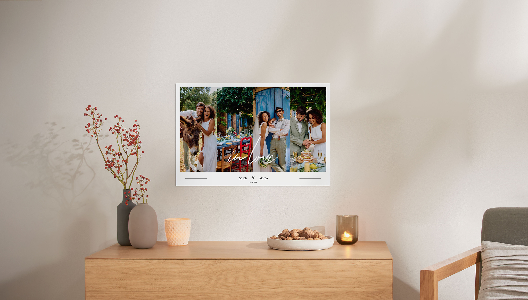 Über einer Kommode hängt ein Fotoposter mit einem Collagendesign. Die Collage besteht aus Fotos einer Hochzeit und über den Bildern steht in einer weißen, kursiven Schrift "in love". Unter den Bildern stehen die Namen des Hochzeitspaares.