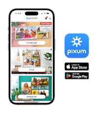 Pixum App Handy mit dem Screenshot der Pixum App und den Icons vom Google Play und App Store