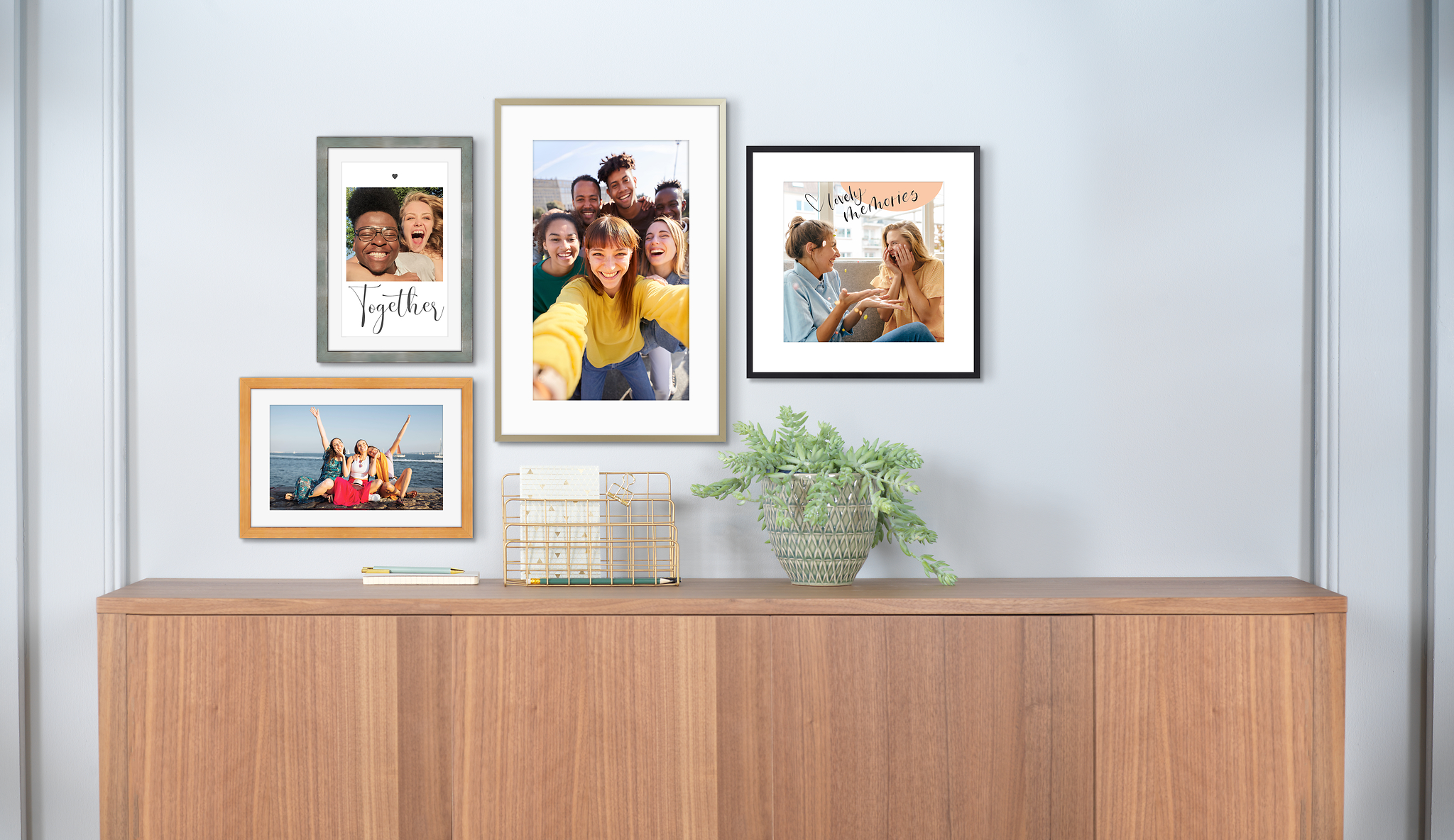 Quattro poster personalizzati con cornice appesi alla parete con foto di amici