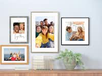 Poster personalizzato in cornice Quattro poster personalizzati con cornice appesi alla parete con foto di amici