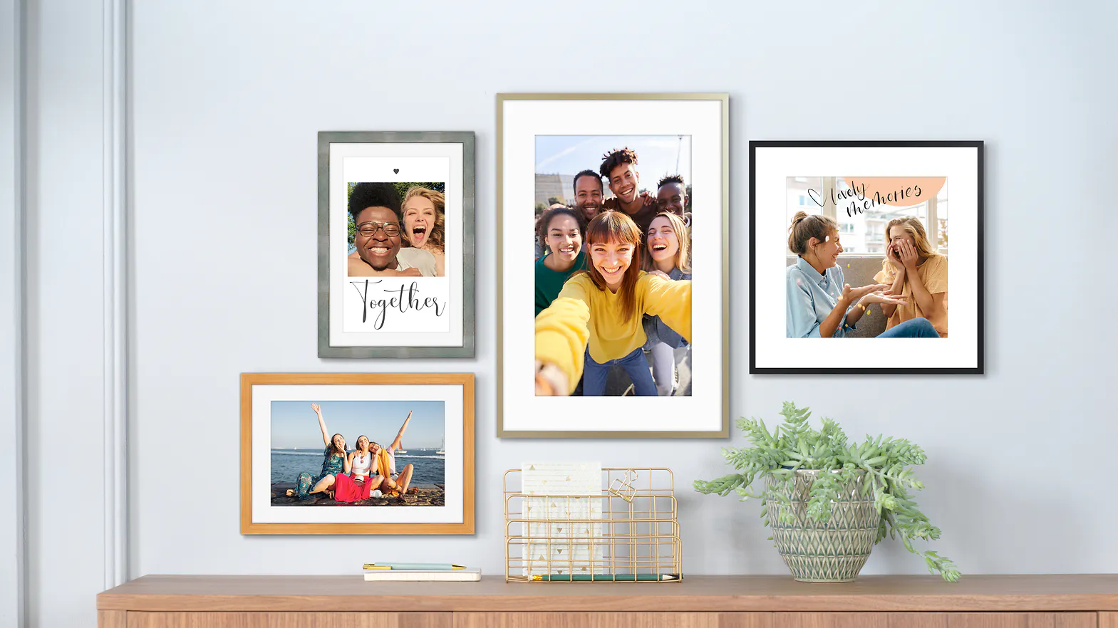 Gerahmte Fotoposter an einer Wand