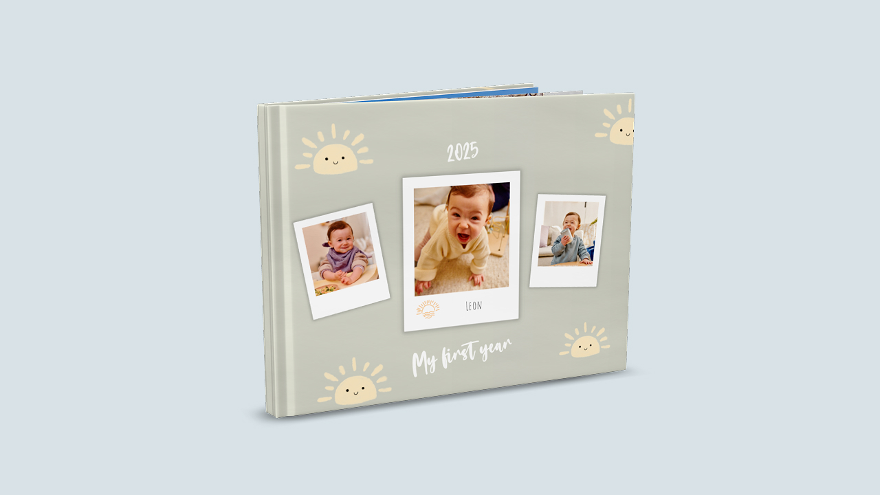 Cover eines süßen Babyalbums. Das Cover zeigt drei Fotos im Sofortbild-Look. Um die Fotos herum sind kleine Sonnenzeichnungen zu sehen und unter den Fotos der Fotobuch Titel.