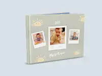 Babyalbum mit süßem Design Cover eines süßen Babyalbums. Das Cover zeigt drei Fotos im Sofortbild-Look. Um die Fotos herum sind kleine Sonnenzeichnungen zu sehen und unter den Fotos der Fotobuch Titel.