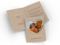 Kaart met vouw als uitnodiging voor bruiloft maken Kaart met vouw met een foto van een koppel als uitnodiging voor een bruiloft.