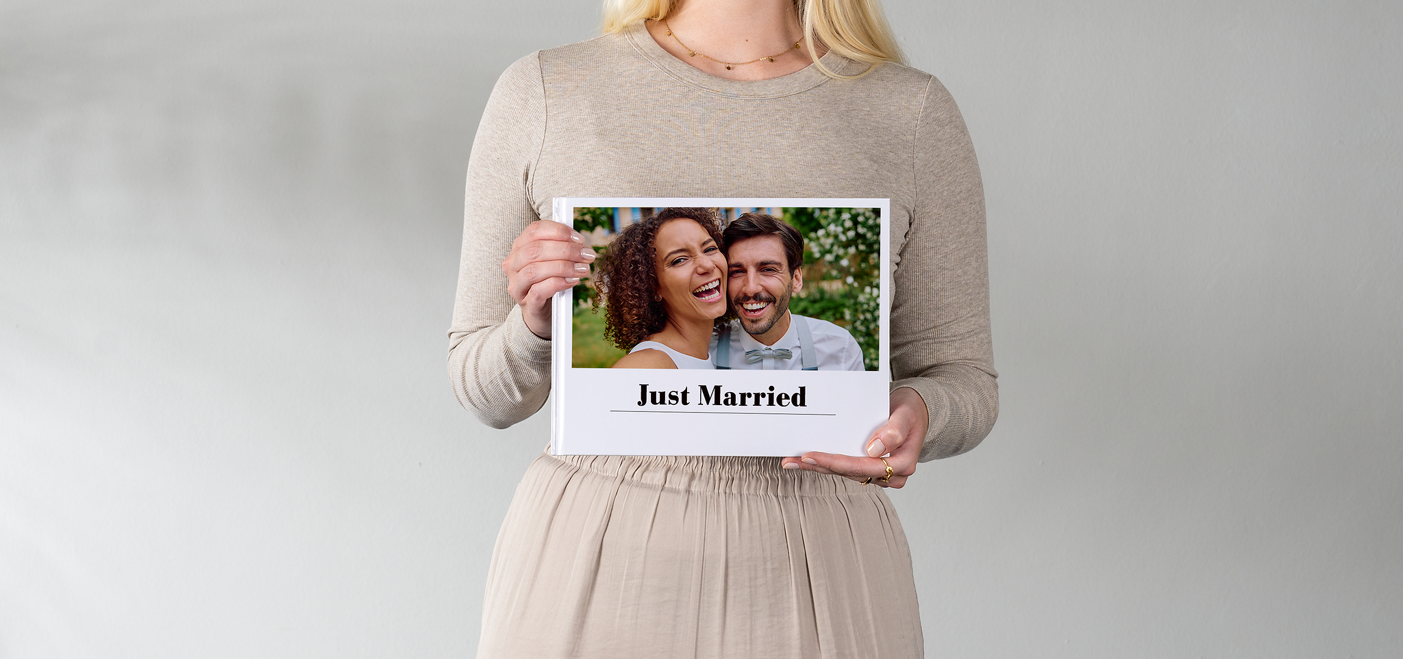 Pixum Fotobuch groß im Querformat mit einem Pärchenfoto in Bordeaux auf dem Cover