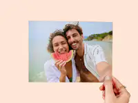 Fotoafdruk met een formaat van 15 x 20 cm met daarop een koppel aan het strand Fotoafdruk met een formaat van 15 x 20 cm met daarop een koppel aan het strand