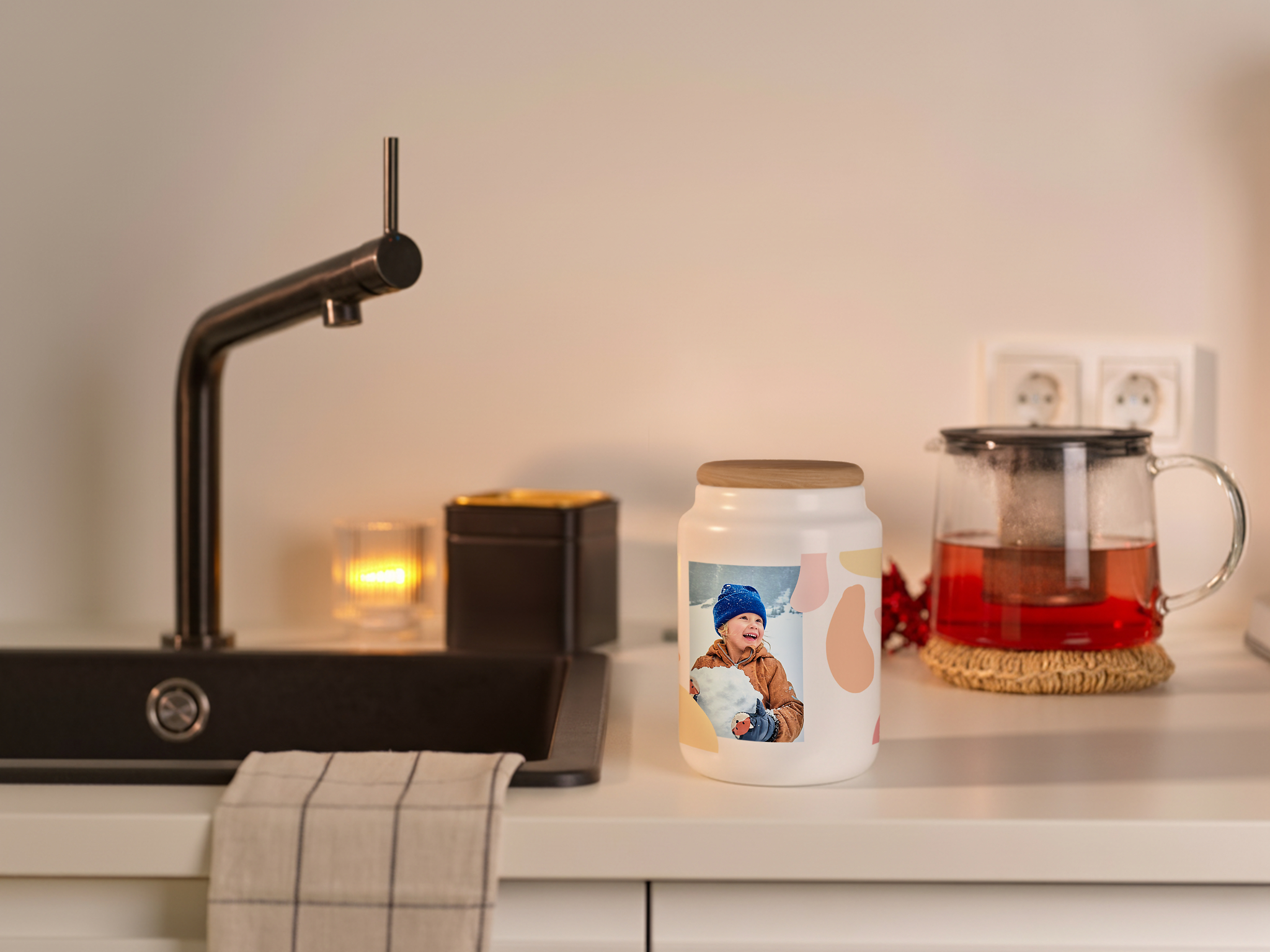 Keksdose mit dem Foto von einem Paar aufstehend auf einer Küchenzeile