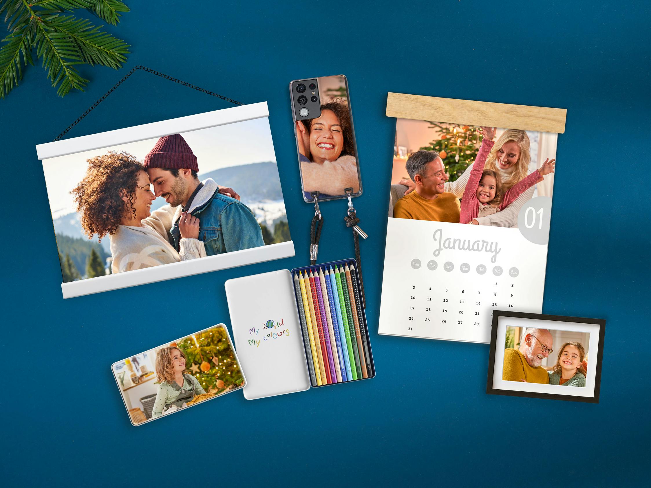 Mix af nye produkter med plakatliste, kalender med træliste, foto i ramme, Faber-Castell farveæske og covers til mobiltelefoner