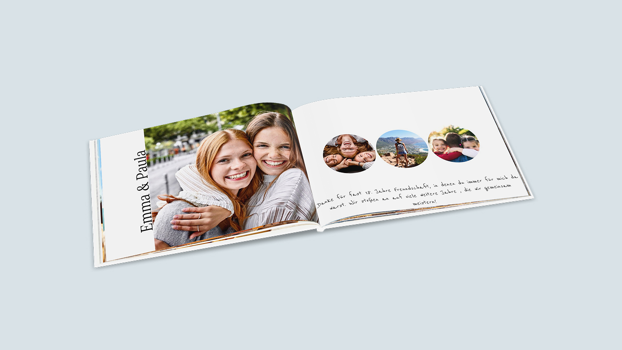 Aufgeschlagenes Fotobuch mit Design-Vorlage zeigt Bilder von freunden.