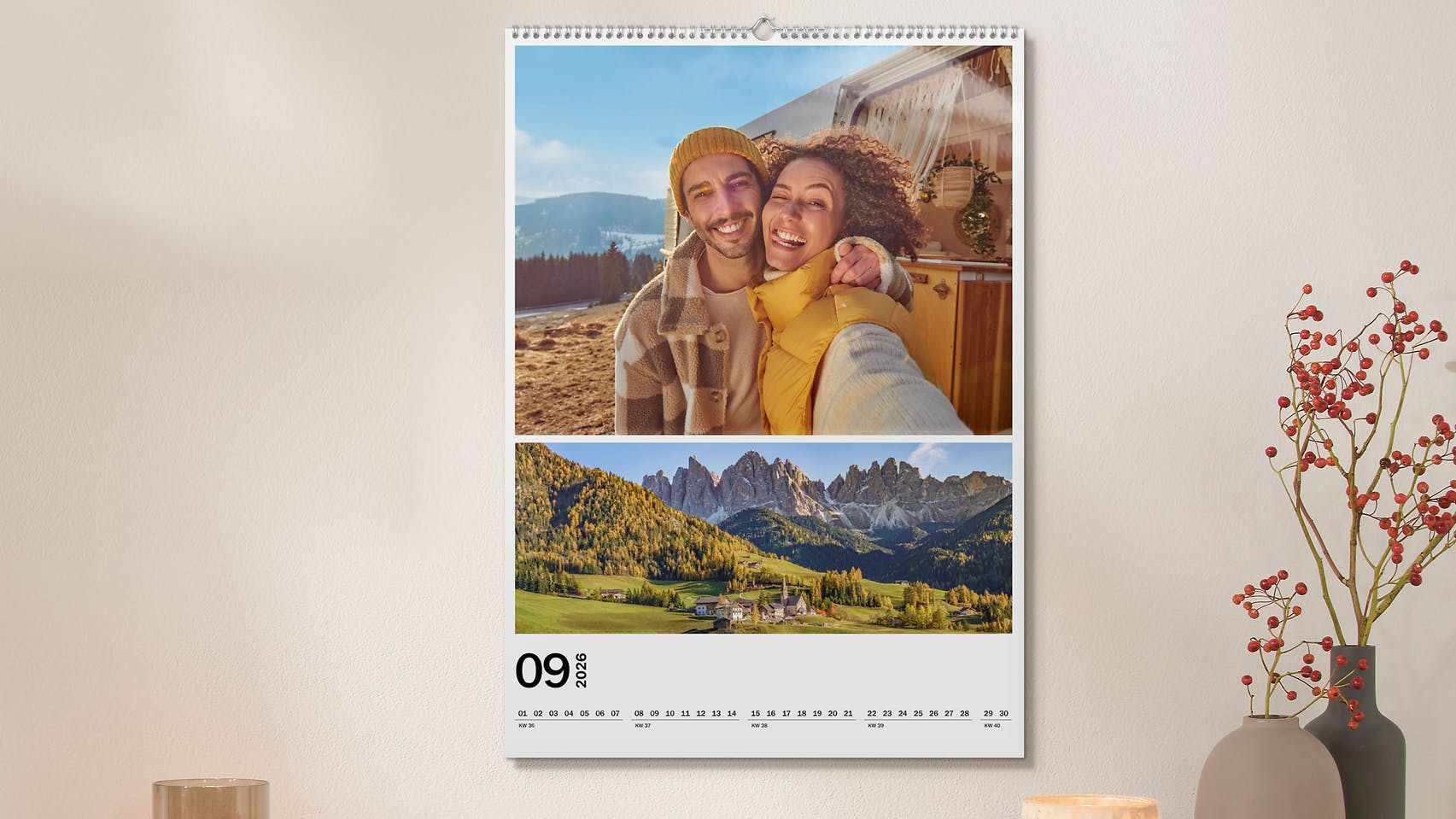 Wandkalender A2 im Hochformat an einer Wand mit Bildern von einem Pärchen