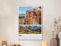 Calendrier mural A2 en format portrait Calendrier mural A2 en format portrait avec des photos de couple et de paysage sur un mur beige