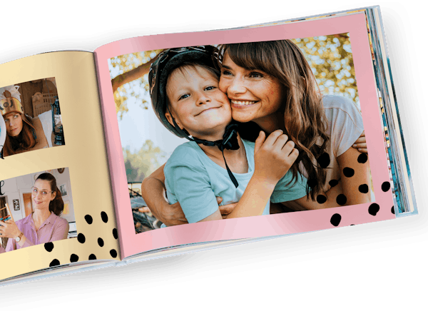 Aufgeschlagenes Pixum Fotobuch im Querformat mit Bildern von Mutter und Tochter