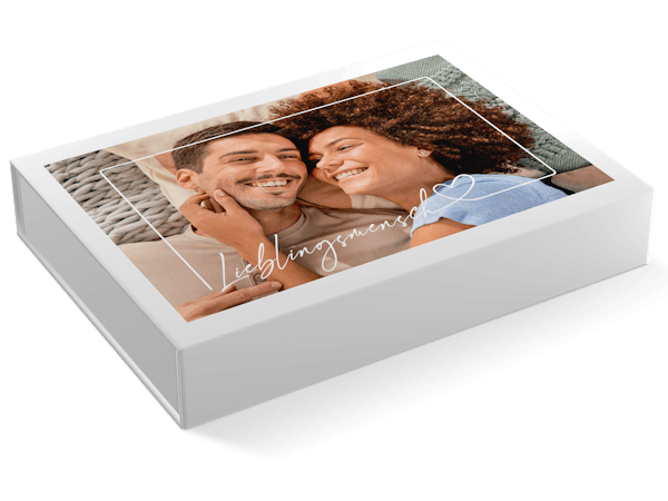 Foto-Geschenkbox zum Selbstbefüllen mit Motiv eines verliebten Paares und romantischem Design