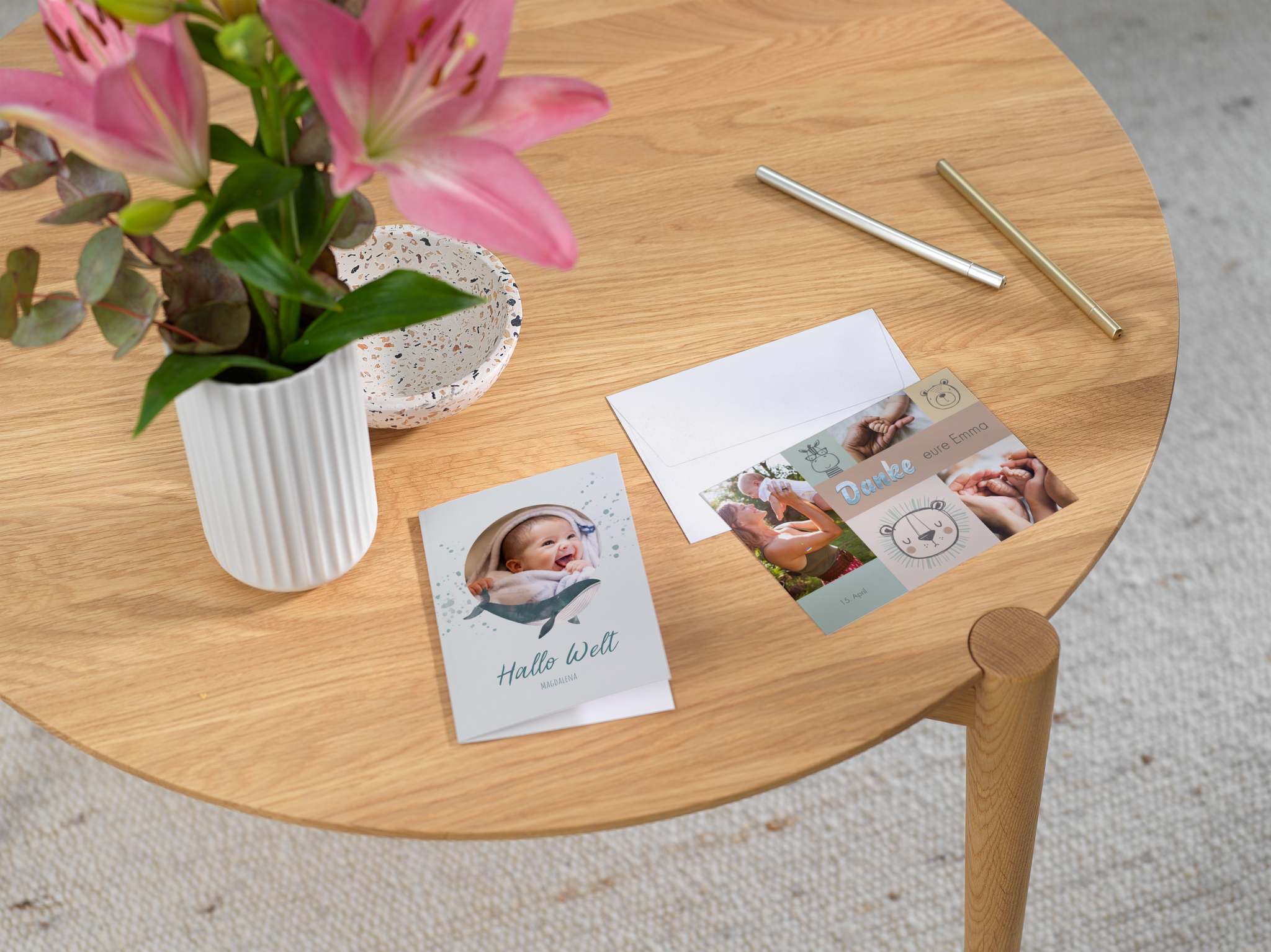 Ambientebild von Fotogrußkarten zur Geburt in unterschiedlichen Ausführungen