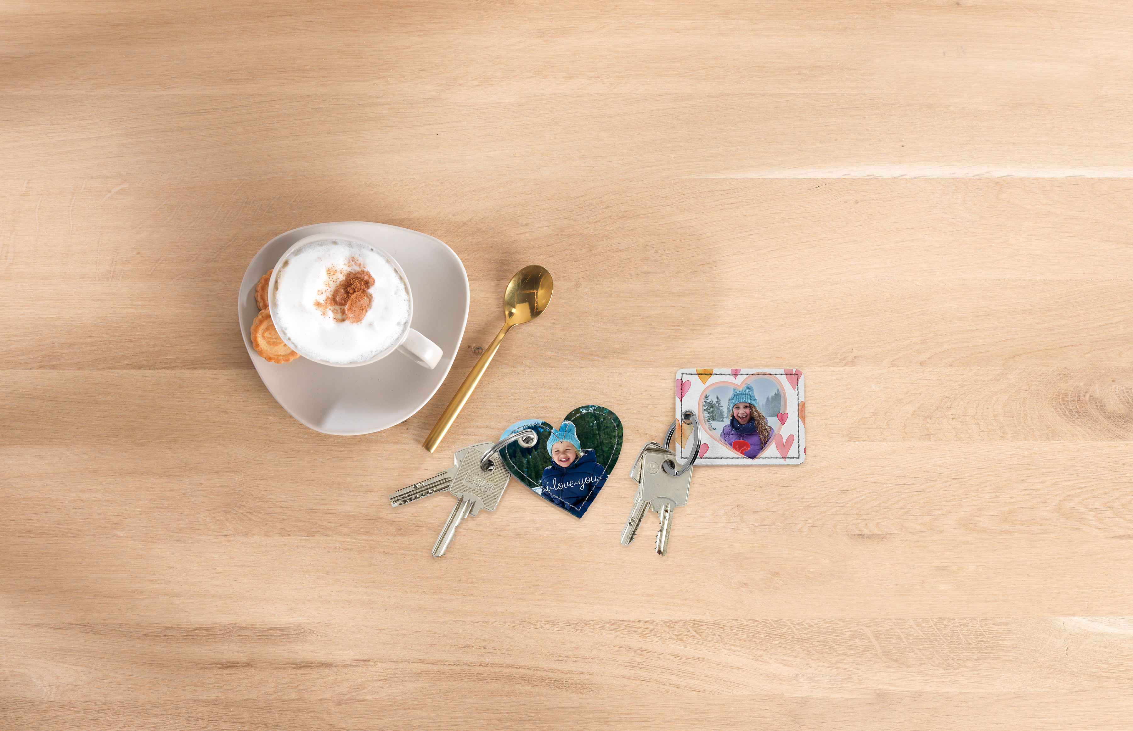 Foto-Schlüsselanhänger rechteckig und in Herzform mit Designvorlage und winterlichen Kinderbildern.
