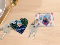 Foto-Schlüsselanhänger mit winterlichen Kinderbildern Foto-Schlüsselanhänger rechteckig und in Herzform mit Designvorlage und winterlichen Kinderbildern.